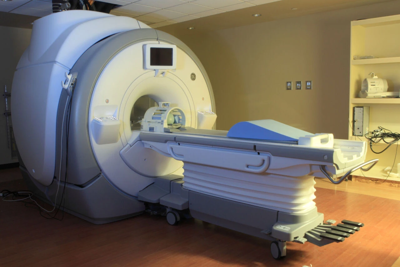 GE Discovery MR750 3T MRI Scanner, 32 Channel