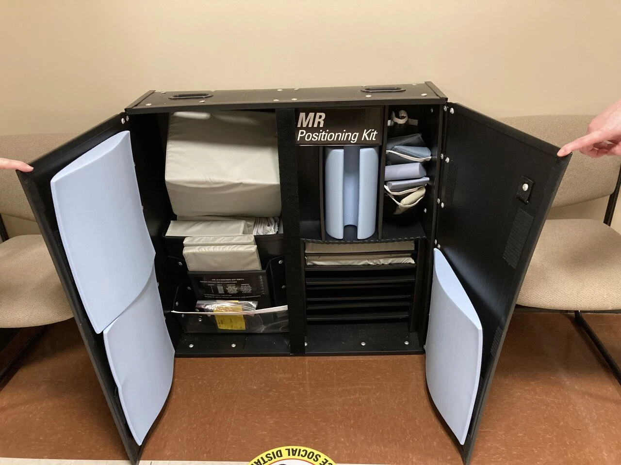 GE Discovery MR750 3T MRI Scanner, 32 Channel — Radiology & Capital Imaging — view 3
