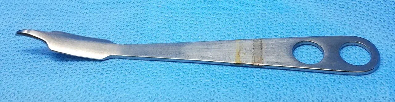 Synthes 399.21 Hohmann Retractor, Short Narrow 18 mm